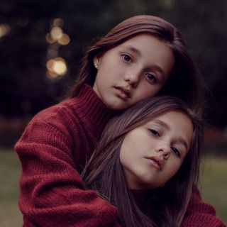 sisters_aliz