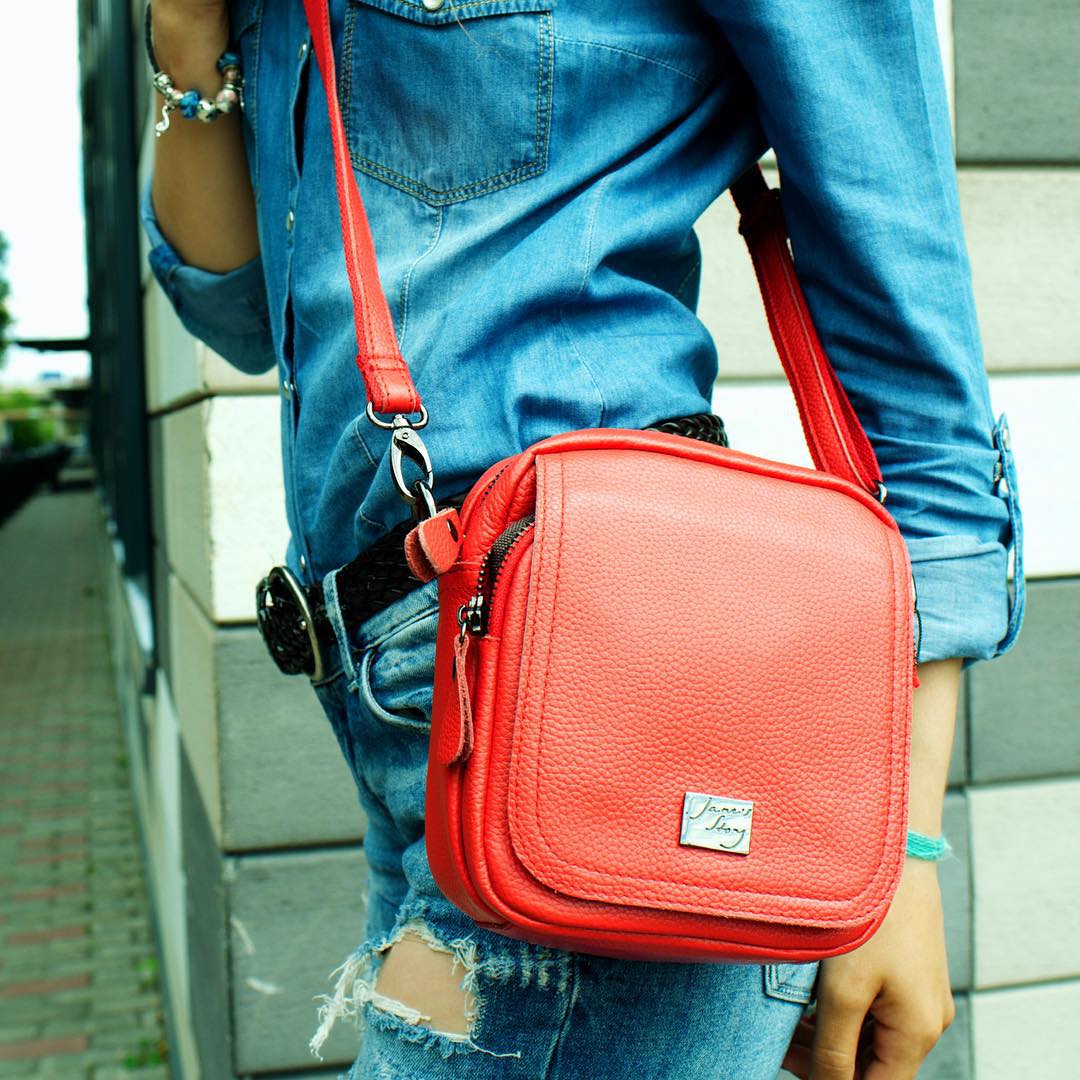 Провожаем лето в ярких красках. #ilovejanesstory #bag #red #summer #fresh